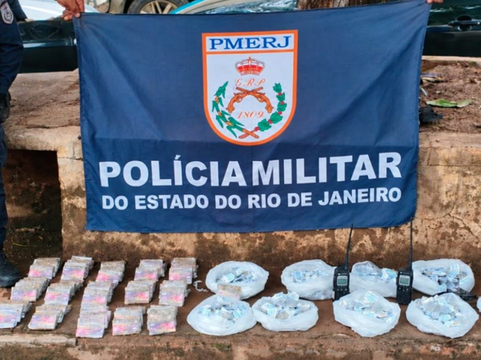 PM prende dois homens e apreende adolescente em ações em Belford Roxo